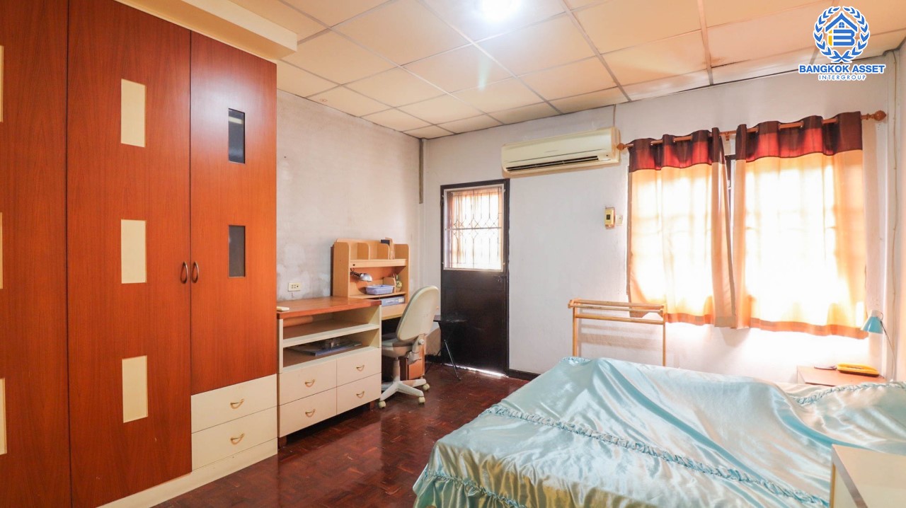 *****ทาวน์เฮ้าส์มือสอง ม.เกตุนุติการ์เด้น ลาดพร้าว เนื้อที่ 17 ตร.ว. ฟังก์ชัน 2 ห้องนอน 2 ห้องน้ำ จอดรถได้ 1 คัน โปร่งกว้าง พร้อมอยู่! ทำเลใจกลางเมือง เชื่อมต่อทั้งถนนลาดพร้าว, ถนนนาคนิวาส, ถนนประเสริฐมนูกิจ ใกล้ทางด่วนรามอินทรา เดินทางสะดวกสบาย ด้วยรถไฟฟ้าสายสีน้ำตาล "สถานีโรงเรียนสตรีวิทยา2"